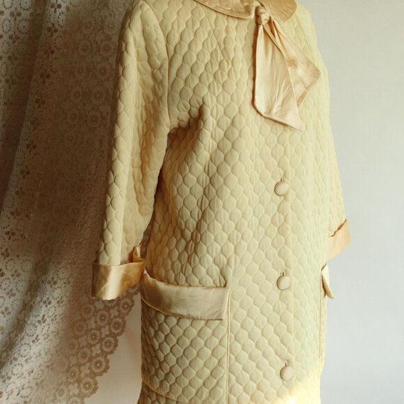 Vintage 1960s Robe, Gossard Artemis Golden Yellow Quilted Bed Jacket, Pointed - Picture 6 of 10